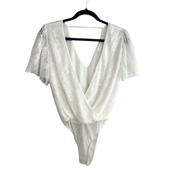 ASTR the LABEL Ivory Textured Short Sleeve Wrap V-Neck Thong Bodysuit Small - Picture 2 of 13